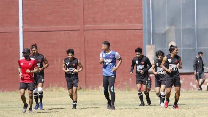 Latihan perdana PSM Makassar di lapantan Bosowa Sport Center (BSC), Makassar, Senin (21/9/2020)