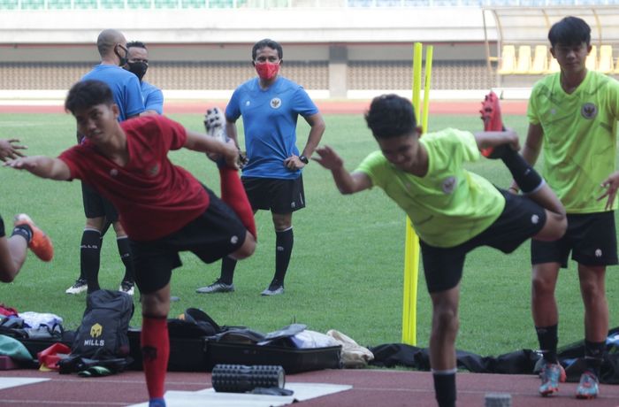 Pelatih timnas U-16 Indonesia, Bima Sakti, mengawasi para pemainnya dalam pemusatan latihan di Stadion Wibawa Mukti, Cikarang, Selasa (22/9/2020).