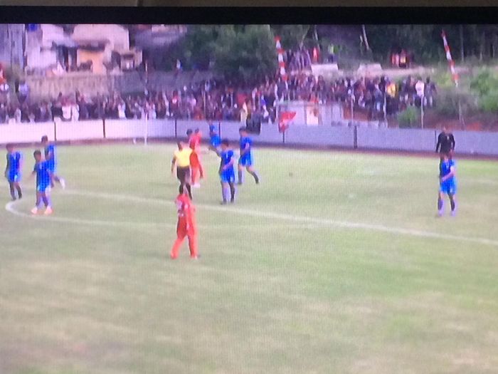 Ratusan penonton datang untuk melihat laga uji coba Persija Jakarta melawan Bhayangkara FC di Lapangan PSSN, Depok, Jawa Barat