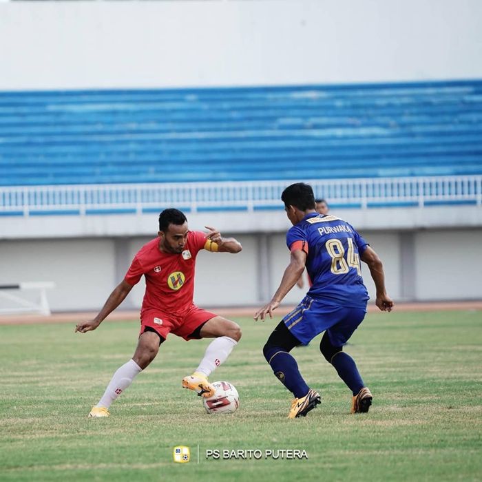 Aksi kapten Barito Putera, Rizky Pora, saat melawan PSIM Yogyakarta pada laga uji coba jelang lanjutan Liga 1 2020.