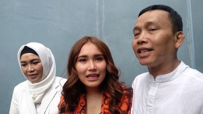 Ayu Ting Ting, Umi Kalsum, dan Ayah Rozak
