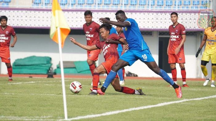 Laga uji coba Persita Tangerang melawan Bhayangkara FC di Stadion Sport Center, Sabtu (19/9/2020).
