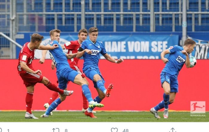 Joshua Kimmich, mencetak gol dalam laga Hoffenheim vs Bayern Muenchen di Bundesliga, Minggu (27/9/2020).