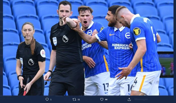 Wasit Chris Kavanagh memberikan tendangan penalti bagi Manchester United setelah peluit akhir laga kontra Brighton &amp; Hove Albion dibunyikan.