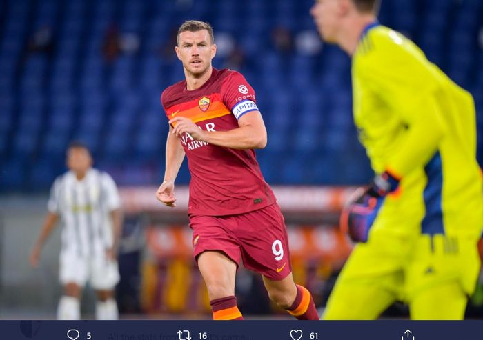 Striker AS Roma, Edin Dzeko, dalam laga melawan Juventus di Liga Italia, Minggu (27/9/2020) di Stadion Olimpico Roma.