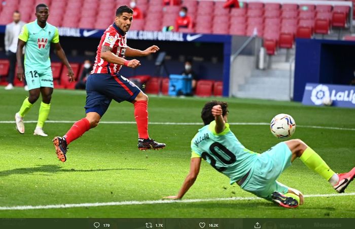 Luis Suarez mencetak gol untuk Atletico Madrid dalam laga melawan Granada.