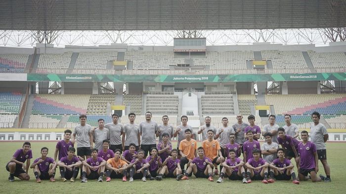 Pemain dan ofisial timnas U-16 Indonesia saat mengikuti training camp di Stadion Wibawa Mukti, Bekasi.