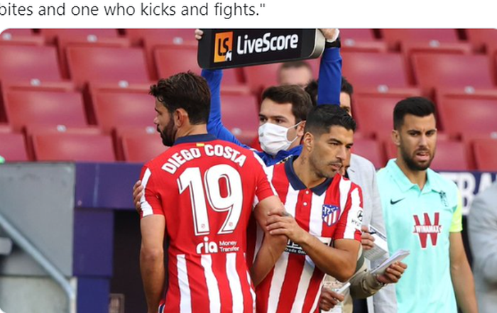 Striker Atletico Madrid, Luis Suarez, masuk menggantikan Diego Costa.