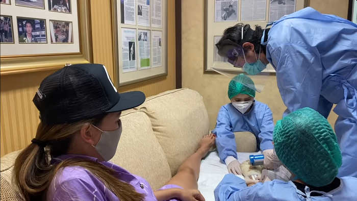 Luna Maya saat lepas gips di kakinya.