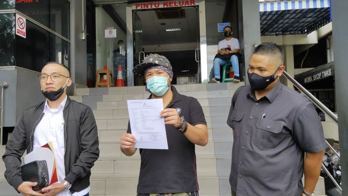 outuber Hendri Shinigama didampingi kuasa hukumnya Fendi Jonathan dan Vicky Arifin datangi SPKT Polda Metro Jaya, Jakarta Selatan pada Sabtu (3/10/2020).