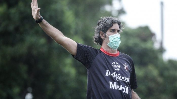 Pelatih Bali United, Stefano Cugurra Teco, dengan lambang Indofood sebagai sponsor klub.