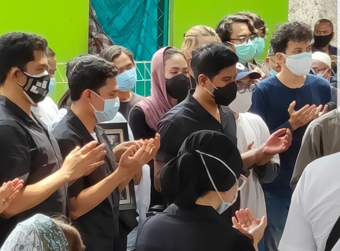 Nino Kayam atau dikenal Nino RAN melepas mendiang ayahanda, Agung Setyawicaksono, di TPU Tanah Kusir, Jakarta Selatan, Minggu (4/10/2020).