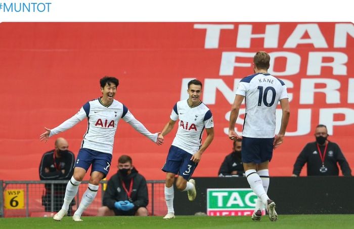 Para pemain Tottenham Hotspur merayakan gol yang dicetak ke gawang Manchester United dalam laga Liga Inggris di Stadion Old Trafford, Minggu (4/10/2020).