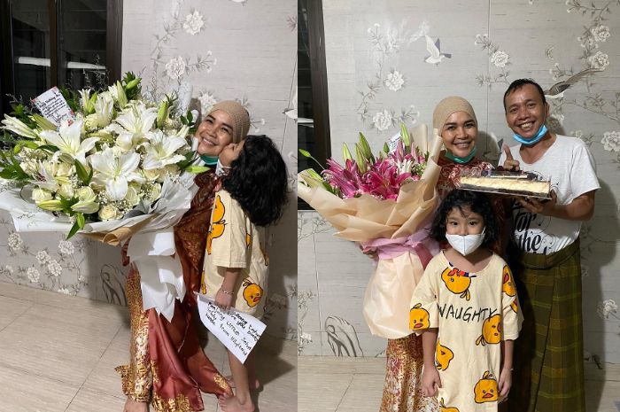 Ibunda Ayu Ting Ting mendapat kejutan berupa kue ulang tahun serta 2 buket bunga lily super besar