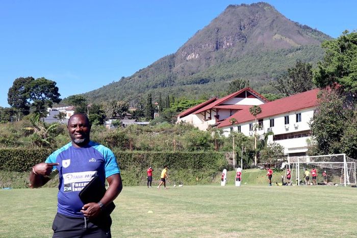 Pelatih Persipura Jayapura, Jacksen F Tiago saat memimpin pemusatan latihan di Kota Batu, Malang, Jawa Timur. 