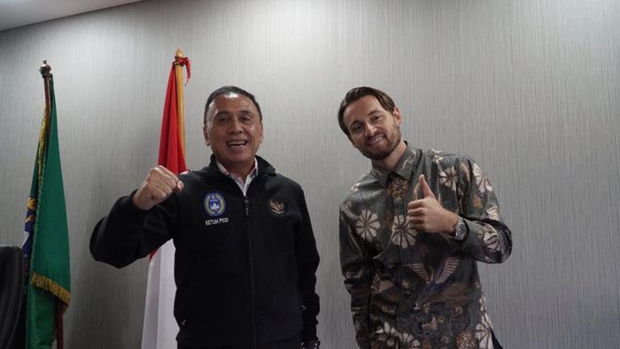 Ketua Umum PSSI, Mochamad Iriawan, bersama dengan pemain naturalisasi Persija Jakarta, Marc Klok, Senin (5/10/2020).