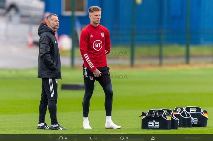 Bek tengah asal Wales, Joe Rodon (kanan), sedang bersama Ryan Giggs di momen latihan timnas Wales.