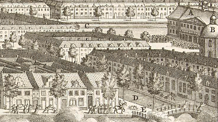 Suasana kerusuhan di tepian Kalibesar. Tampak serdadu VOC bersiaga di depan Balai Kota Batavia (A). uplikan dalam litografi Jakob van der Schley (1715–1779) berdasar lukisan karya Adolf van der Laan (1690 –1742) tentang Massacre des Chinois—pembantaian orang-orang Cina di Batavia pada 9 Oktober 1740.