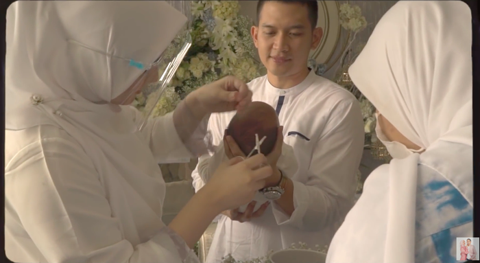 Momen akikah sekaligus cukur rambut putra pertama Citra Kirana dan Rezky Aditya