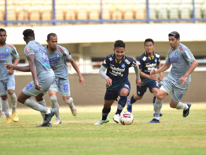 Pemain Persib Bandung, Gian Zola, menggiring bola dalam game internal di Stadion Gelora Bandung Lautan Api, Kota Bandung, Sabtu (10/10/2020).