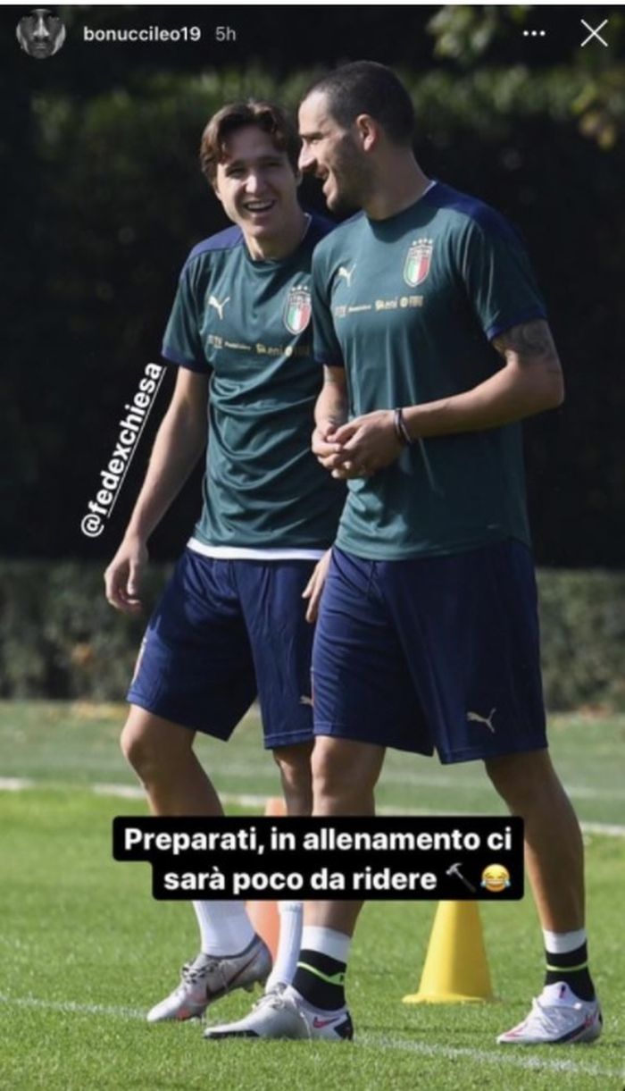 Leonardo Bonucci dan Federico Chiesa di pemusatan latihan timnas Italia.