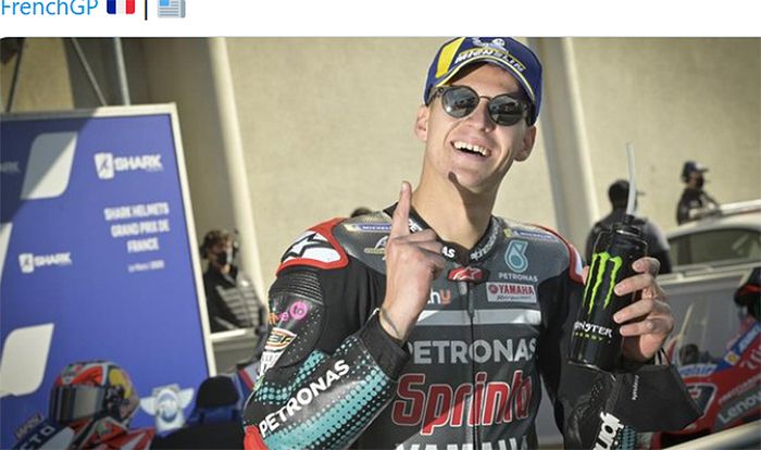 Pembalap Petronas Yamaha SRT, Fabio Quartararo, setelah merebut pole position pada kualifikasi MotoGP Prancis di Sirkuit Bugatti, Le Mans, Prancis, 10 Oktober 2020.