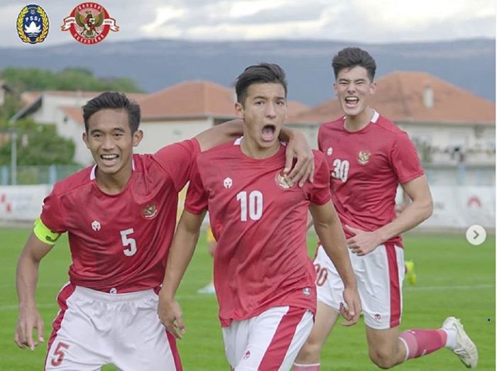 Striker Timnas U-19 Indonesia Jack Brown (tengah) selebrasi dengan rekan-rekannya, termasuk bek Elkan Baggott, usai mencetak gol ke gawang Timnas U-19 Makedonia Utara dalam uji coba di Kroasia, Minggu (11/10/2020).