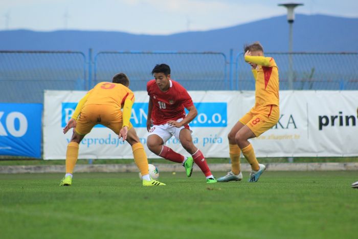 Pemain timnas U-19 Indonesia, Jack Brown, sedang beraksi melewati pengawalan pemain timnas U-19 Makedonia Utara, 11 Oktober 2020. 