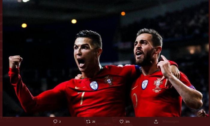 Megabintang timnas Portugal, Cristiano Ronaldo, melakukan selebrasi bersama Bernardo Silva.