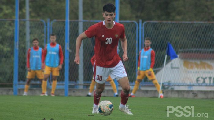 Aksi Elkan Baggott saat membela timnas U-19 Indonesia pada laga uji coba melawan Makedonia Utara, Minggu (11/10/2020).