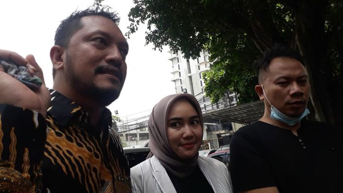 Vicky Prasetyo didampingi pengacara Ramdan Alamsyah saat ditemui Grid.ID di kawasan Pengadilan Negeri Jakarta Selatan, Rabu (14/10/2020).