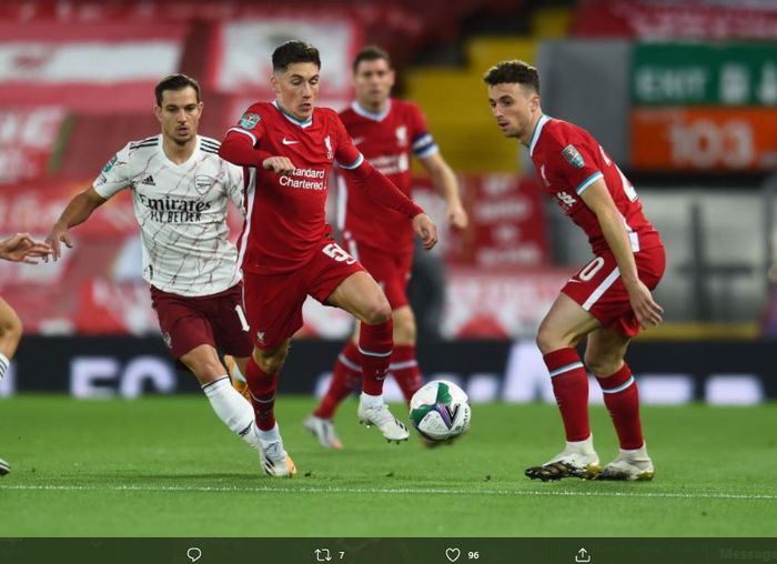 Harry Wilson menggiring bola dalam laga Liverpool melawan Arsenal di ajang Piala Liga Inggris 2020-2021.