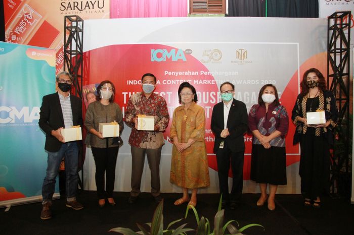 KG menerima Plakat Apresiasi sebagai Mitra Kolaborasi dari Martha Tilaar Group