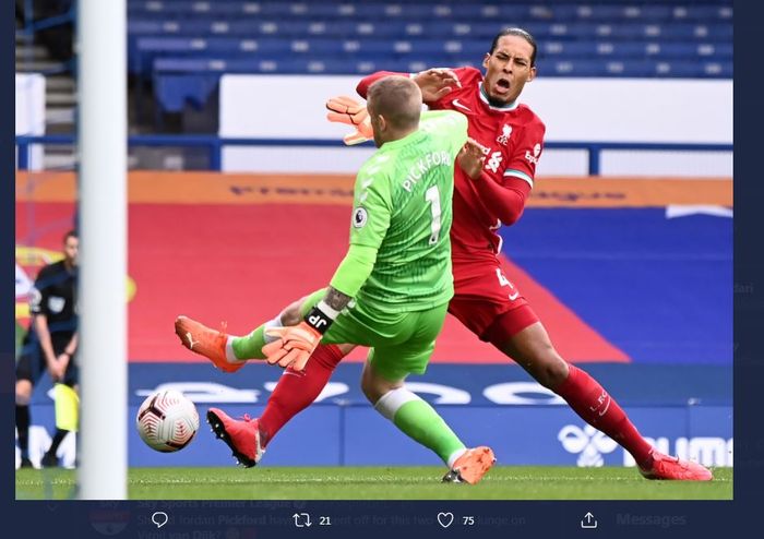 Tekel horor Jordan Pickford kepada Virgil van Dijk dalam laga Everton vs Liverpool di Goodison Park, 17 Oktober 2020.