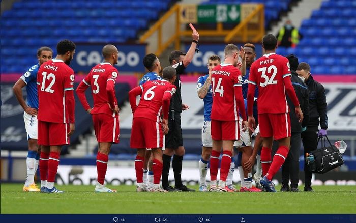 Pemain Everton, Richarlison, mendapat kartu merah dalam laga melawan Liverpool pada Sabtu (17/10/2020).