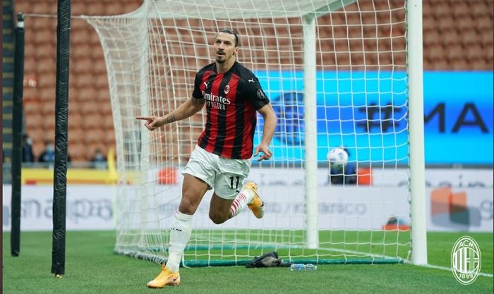 Striker AC Milan, Zlatan Ibrahimovic, melakukan selebrasi seusai menjebol gawang Inter Milan dalam laga Sabtu (17/10/2020).