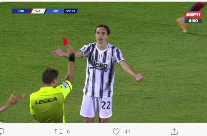 Federico Chiesa mendapatkan kartu merah dalam laga Crotone vs Juventus di Liga Italia, Sabtu (17/10/2020) di Stadion Ezio Scida.