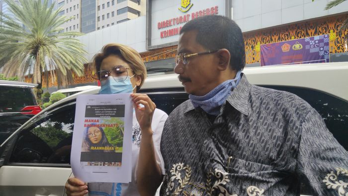 Nikita Mirzani pun menyerahkan barang bukti kepada polisi pada Senin (19/10/2020) di Ditreskrimsus Polda Metro Jaya.