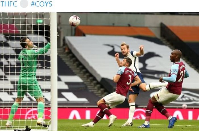 Penyerang Tottenham Hotspur, Harry Kane, mencetak gol ke gawang West Ham United dalam laga Liga Inggris di Tottenham Hotspur Stadium, Minggu (18/10/2020).