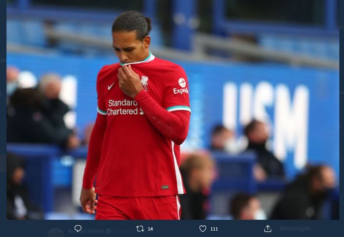 Reaksi bek Liverpool, Virgil van Dijk, saat ditarik keluar karena cedera dalam duel kontra Everton.