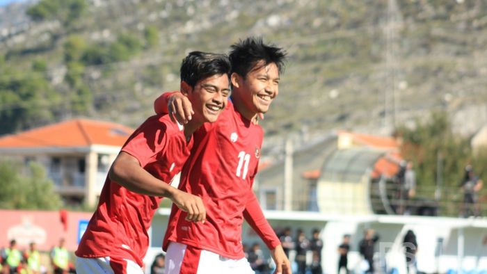 Pratama Arhan dan Witan Sulaeman saat merayakan gol timnas U-19 Indonesia ke gawang Hajduk Split.