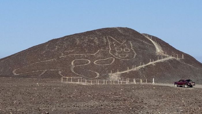 Geoglyphs Nazca kucing di Peru yang baru ditemukan pada tahun 2020.