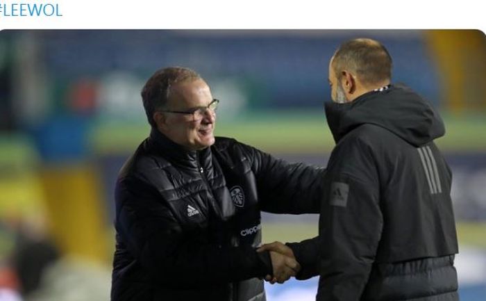 Pelatih Leeds United, Marcelo Bielsa, bersalaman dengan pelatih Wolverhampton Wanderers, Nuno Espirito Santo, sebelum dimulainya laga Liga Inggris di Stadion Elland Road, Senin (19/10/2020).