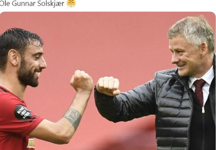 Gelandang Manchester United, Bruno Fernandes, menyapa pelatih Ole Gunnar Solskjaer.