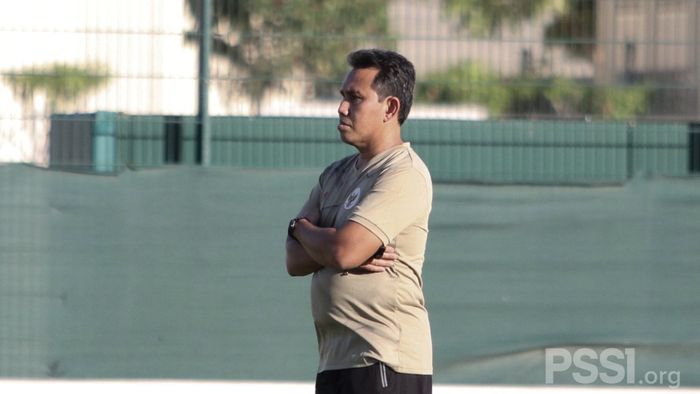 Pelatih timnas U-16 Indonesia, Bima Sakti, memantau latihan anak asuhnya di Lapangan UEA FA, Dubai, Uni Emirat Arab, pada Selasa (20/10/2020).