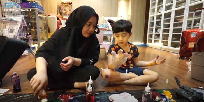 Rafathar sibuk menyiapkan kado untuk Raffi dan Gigi