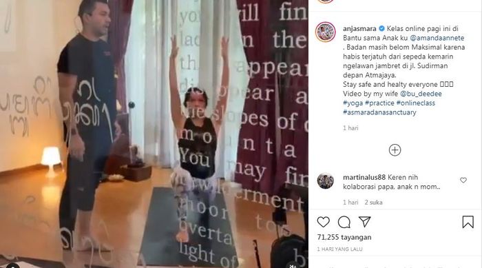 Anjasmara tengah mengisi kelas yoga online bersama putri sulungnya, Amanda Annete.  