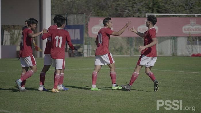 Para pemain timnas U-19 Indonesia merayakan gol Jack Brown dalam laga kontra Hajduk Split, Selasa (20/10/2020).