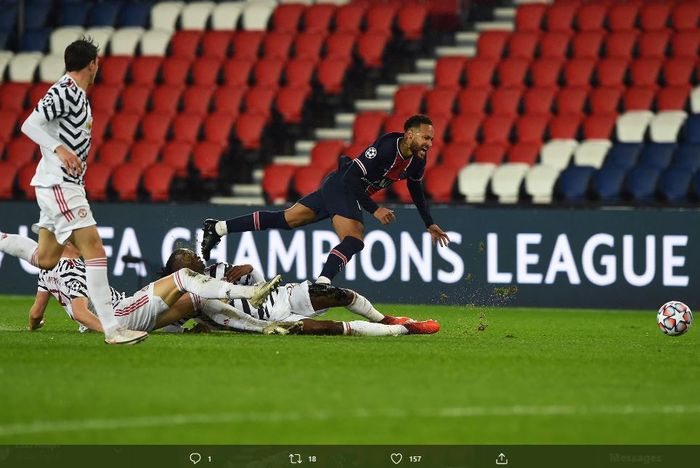 Penyerang Paris Saint-Germain, Neymar Jr, terjatuh usai dihantam tekel dua pemain Manchester United, Aaron Wan-Bissaka dan Scott McTominay.