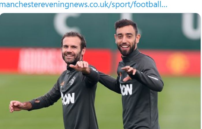 Dua gelandang Manchester United, Juan Mata (kiri) dan Bruno Fernandes. 